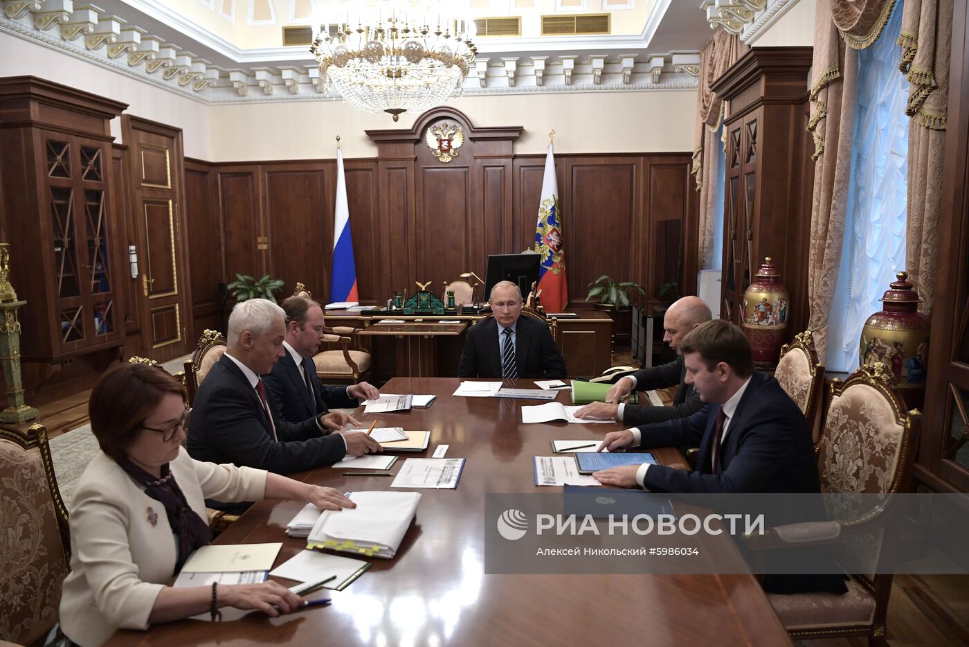 Президент РФ Владимир Путин провел совещание по экономическим вопросам