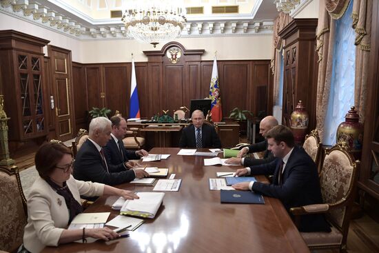 Президент РФ Владимир Путин провел совещание по экономическим вопросам
