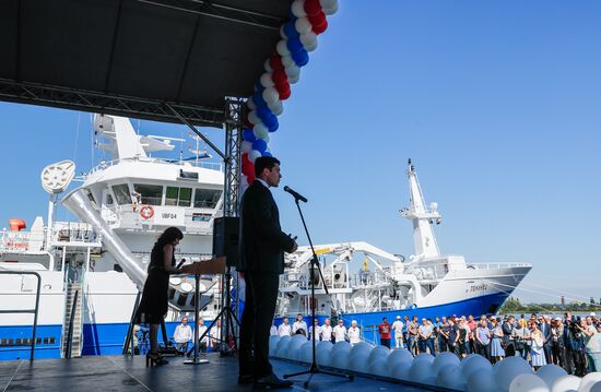 Передача заказчику траулера "Ленинец" в Калининграде 