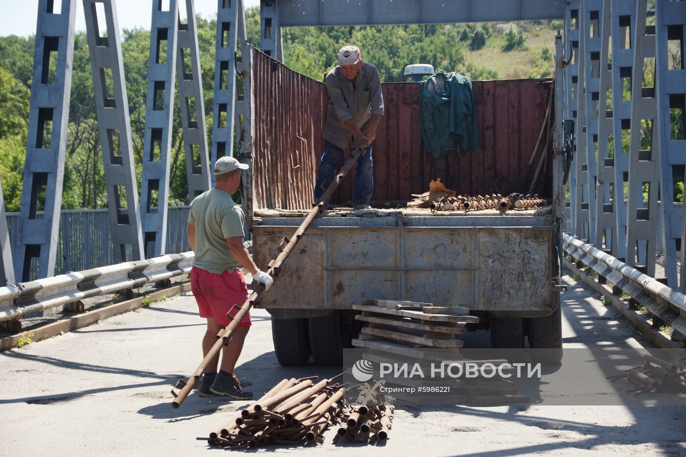 Подготовка к демонтажу подконтрольной ЛНР части моста на КПП "Станица Луганская"