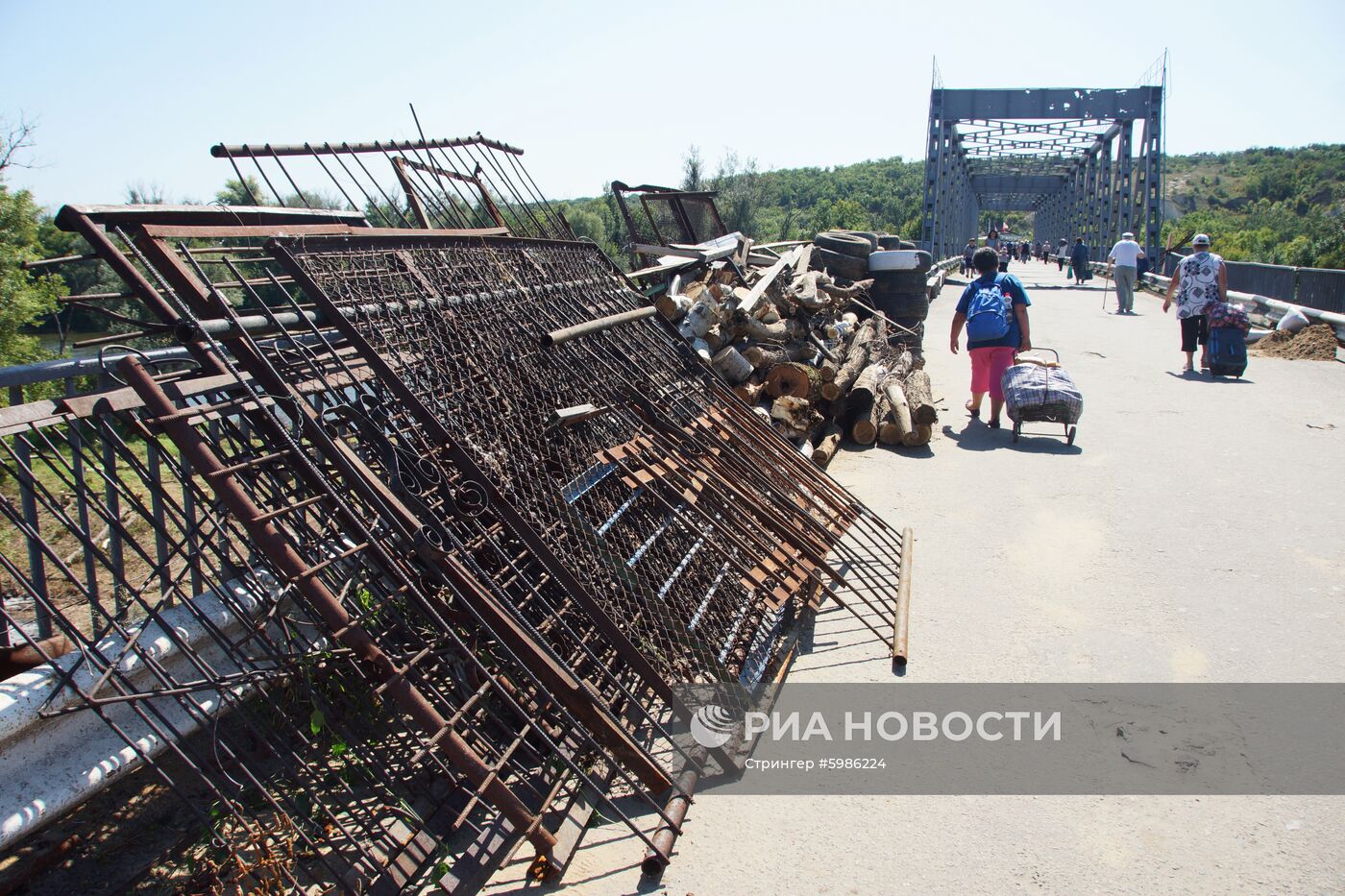 Подготовка к демонтажу подконтрольной ЛНР части моста на КПП "Станица Луганская"