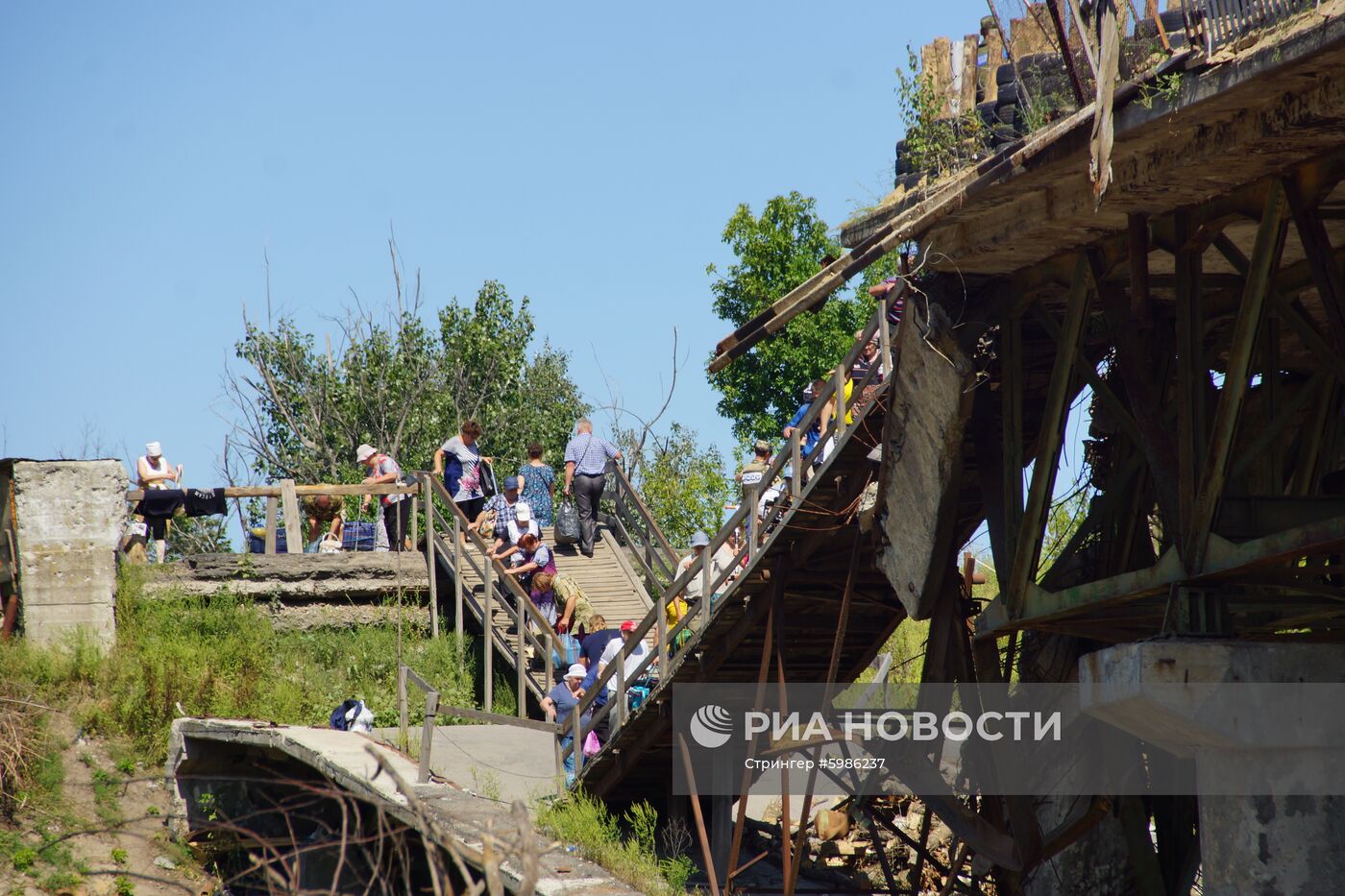 Подготовка к демонтажу подконтрольной ЛНР части моста на КПП "Станица Луганская"