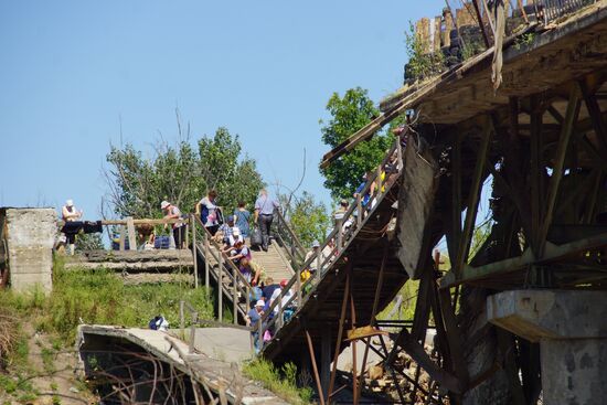 Подготовка к демонтажу подконтрольной ЛНР части моста на КПП "Станица Луганская"