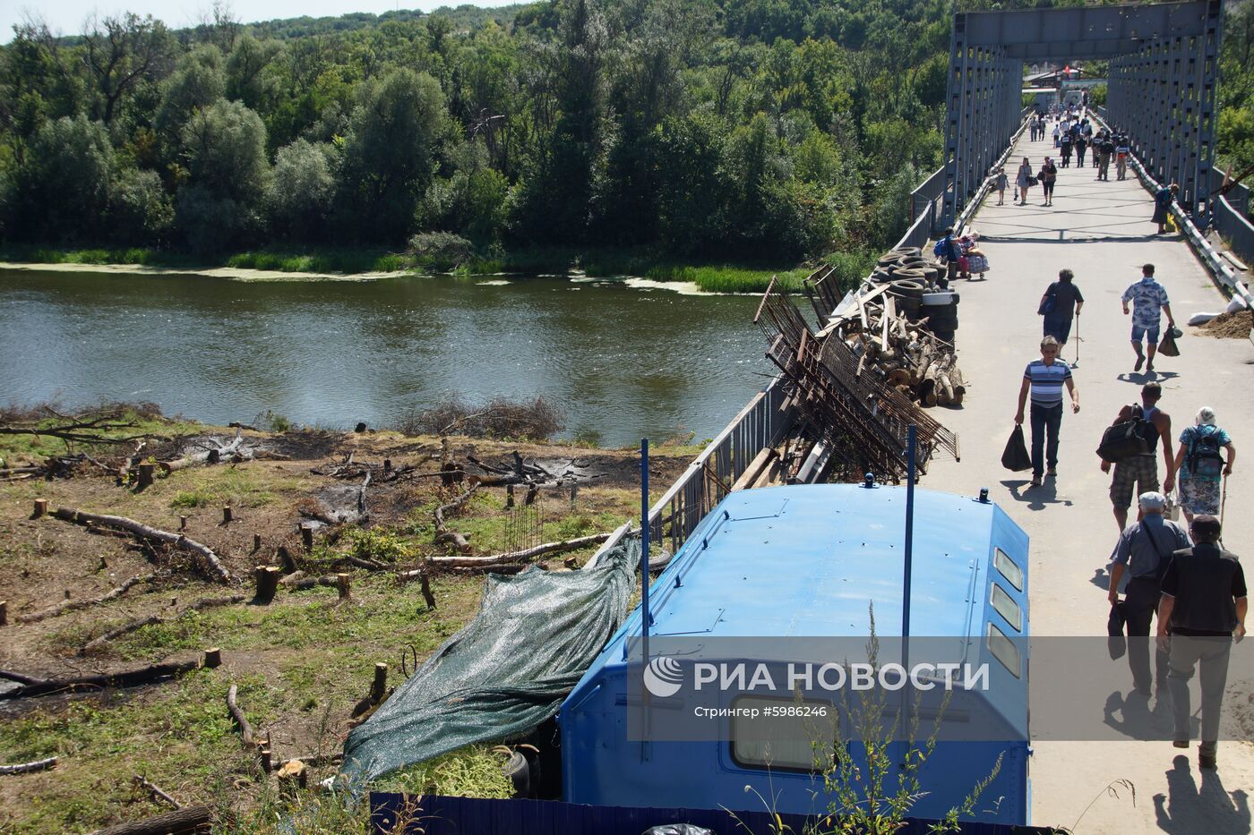 Подготовка к демонтажу подконтрольной ЛНР части моста на КПП "Станица Луганская"