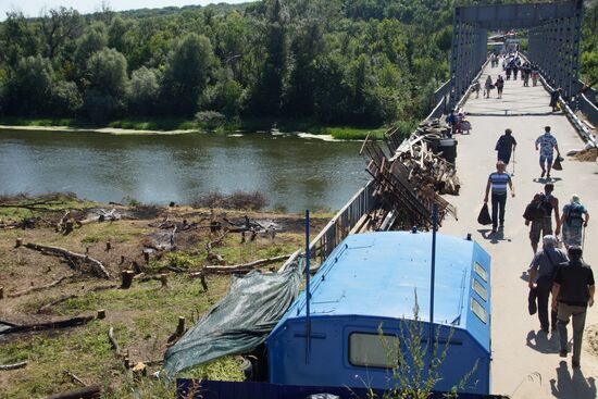 Подготовка к демонтажу подконтрольной ЛНР части моста на КПП "Станица Луганская"