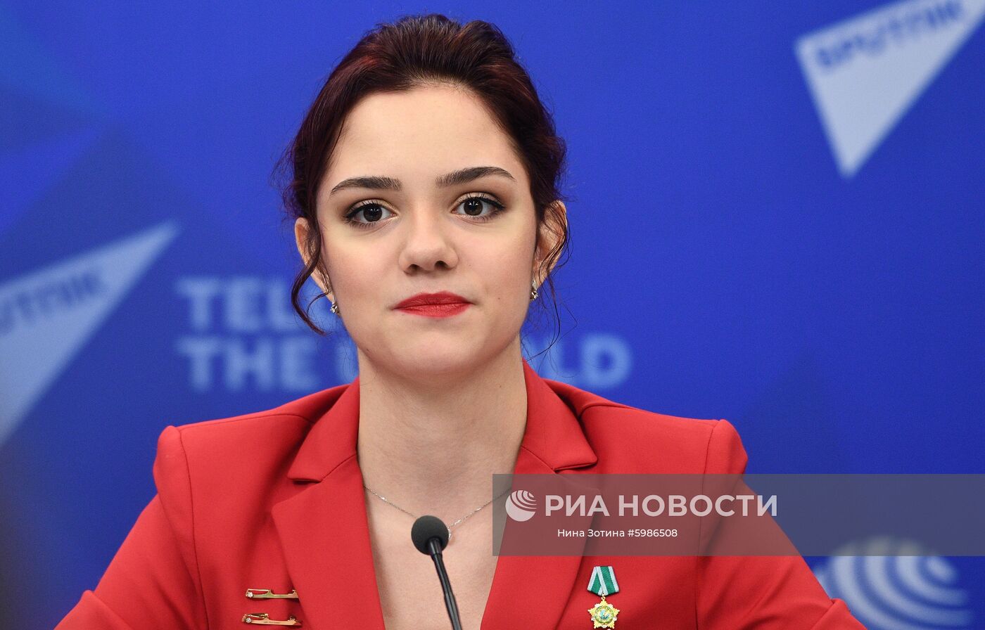 Фигуристка Евгения Медведева на пресс-конференции в Международном мультимедийном пресс-центре МИА "Россия сегодня" в Москве. Место: Россия, Москва. Автор: Нина Зотина/РИА Новости. П/к президента ОКР С. Позднякова и фигуристки Е. Медведевой