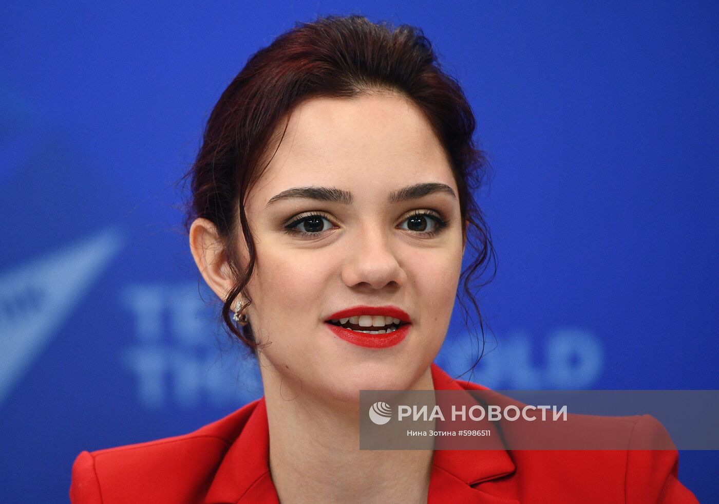 Фигуристка Евгения Медведева на пресс-конференции в Международном мультимедийном пресс-центре МИА "Россия сегодня" в Москве. Место: Россия, Москва. Автор: Нина Зотина/РИА Новости. П/к президента ОКР С. Позднякова и фигуристки Е. Медведевой