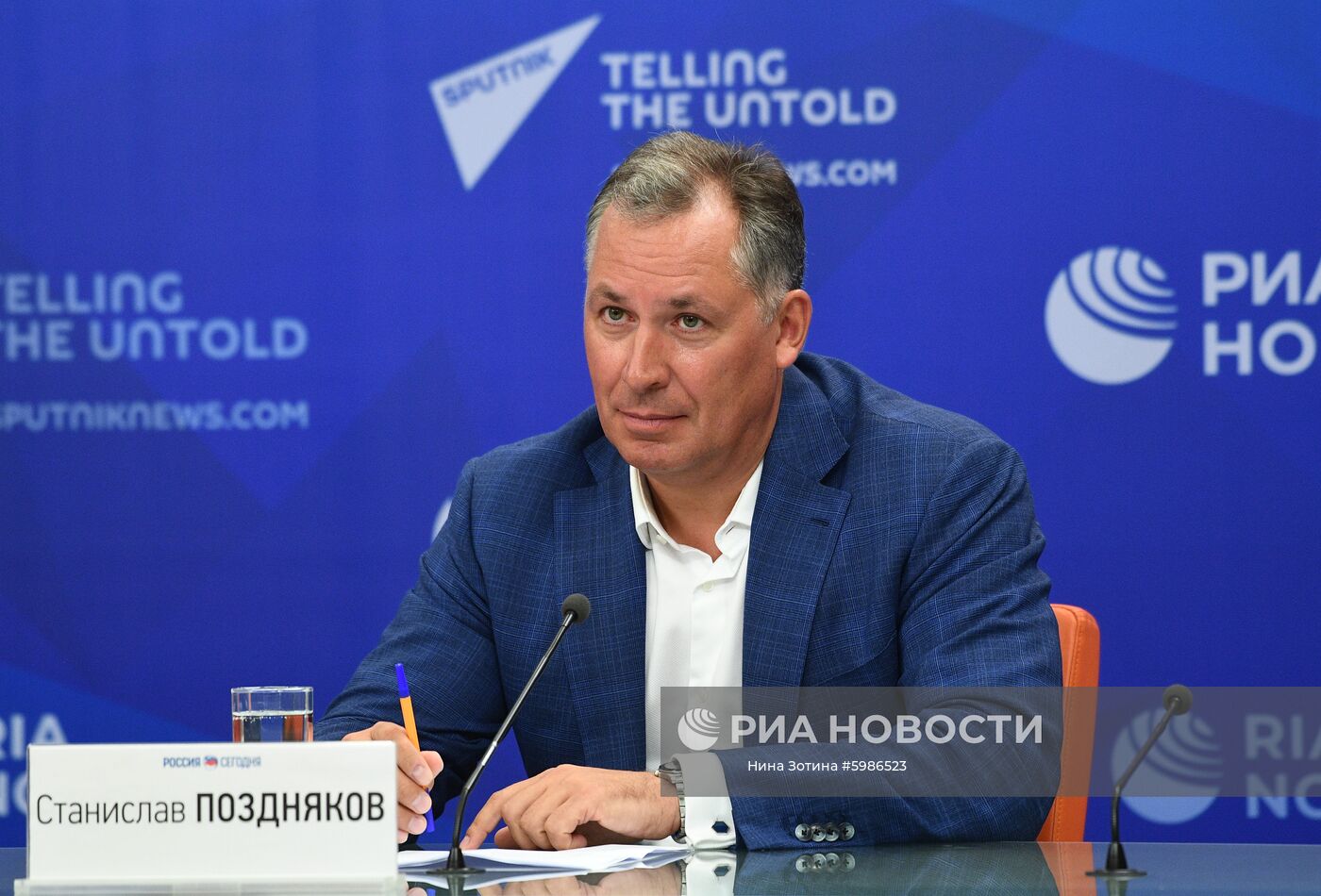 Президент Олимпийского комитета России Станислав Поздняков на пресс-конференции в Международном мультимедийном пресс-центре МИА "Россия сегодня" в Москве. Место: Россия, Москва. Автор: Нина Зотина/РИА Новости. П/к президента ОКР С. Позднякова и фигуристки Е. Медведевой