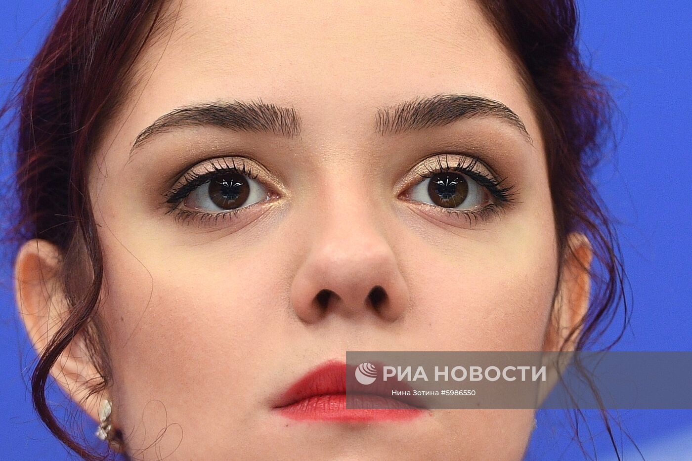 Фигуристка Евгения Медведева на пресс-конференции в Международном мультимедийном пресс-центре МИА "Россия сегодня" в Москве. Место: Россия, Москва. Автор: Нина Зотина/РИА Новости. П/к президента ОКР С. Позднякова и фигуристки Е. Медведевой