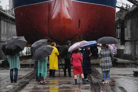 Спуск малого морского танкера "Михаил Барсков" во Владивостоке