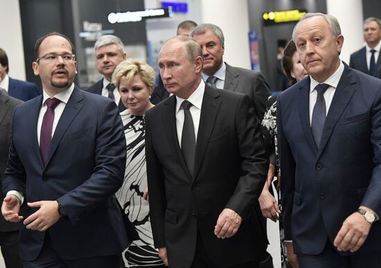 Президент РФ В. Путин посетил новый международный аэропорт в Саратовской области