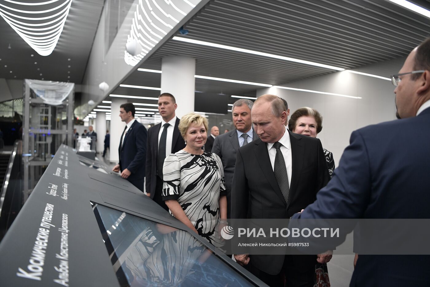 Президент РФ В. Путин посетил новый международный аэропорт в Саратовской области