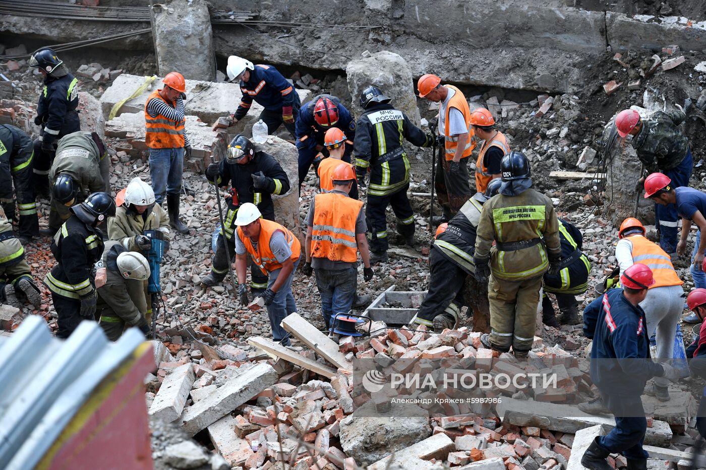 В Новосибирске на рабочих обрушилась стена строящегося здания