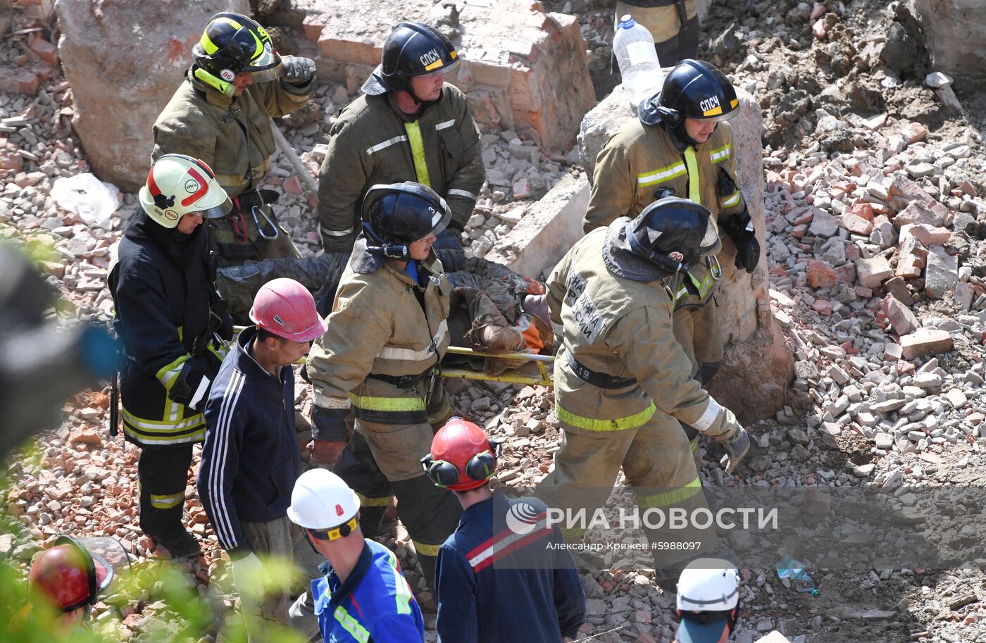 В Новосибирске на рабочих обрушилась стена строящегося здания
