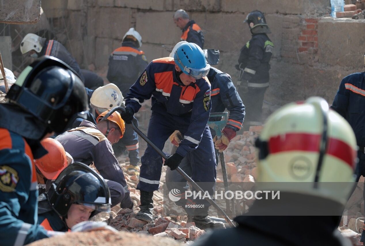 В Новосибирске на рабочих обрушилась стена строящегося здания