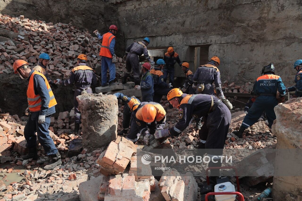 В Новосибирске на рабочих обрушилась стена строящегося здания