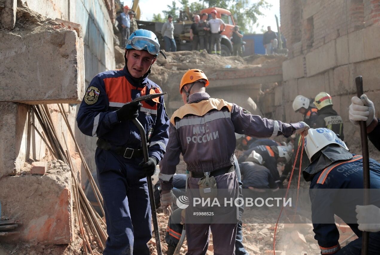 В Новосибирске на рабочих обрушилась стена строящегося здания