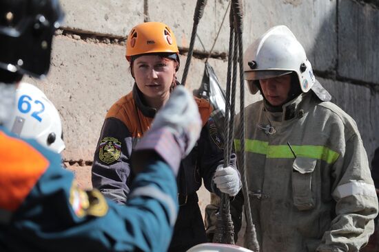 В Новосибирске на рабочих обрушилась стена строящегося здания