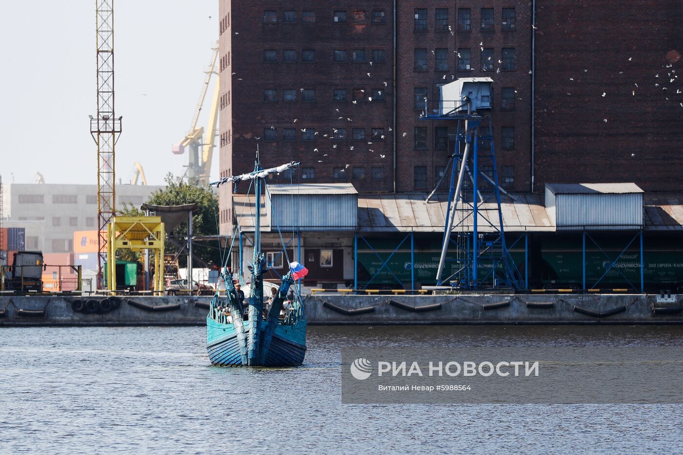 Российская яхта в стиле древнерусской ладьи "Змей Горыныч"