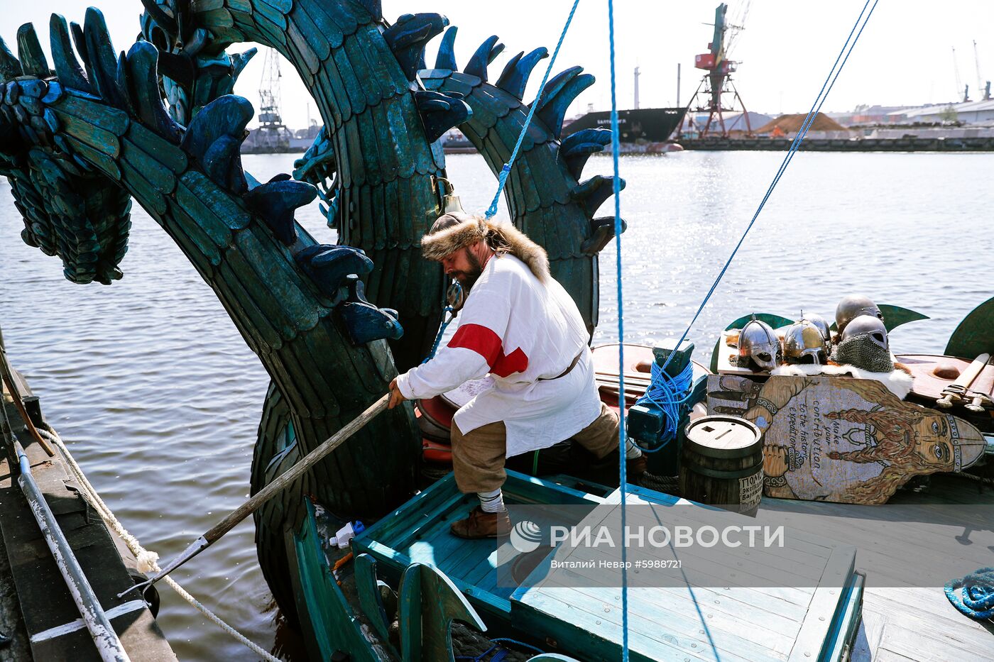 Российская яхта в стиле древнерусской ладьи "Змей Горыныч"