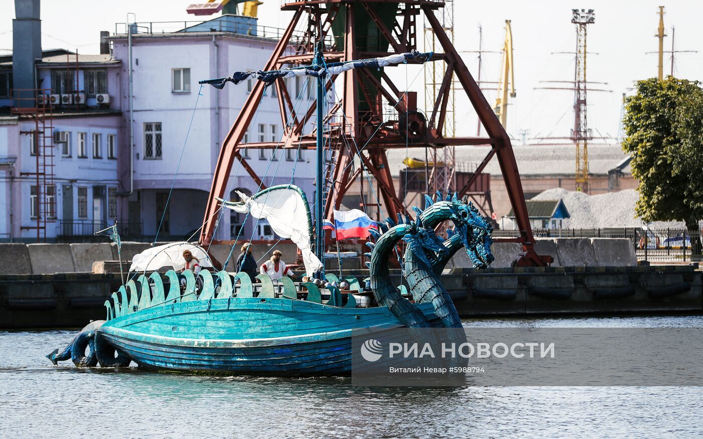 Российская яхта в стиле древнерусской ладьи "Змей Горыныч"