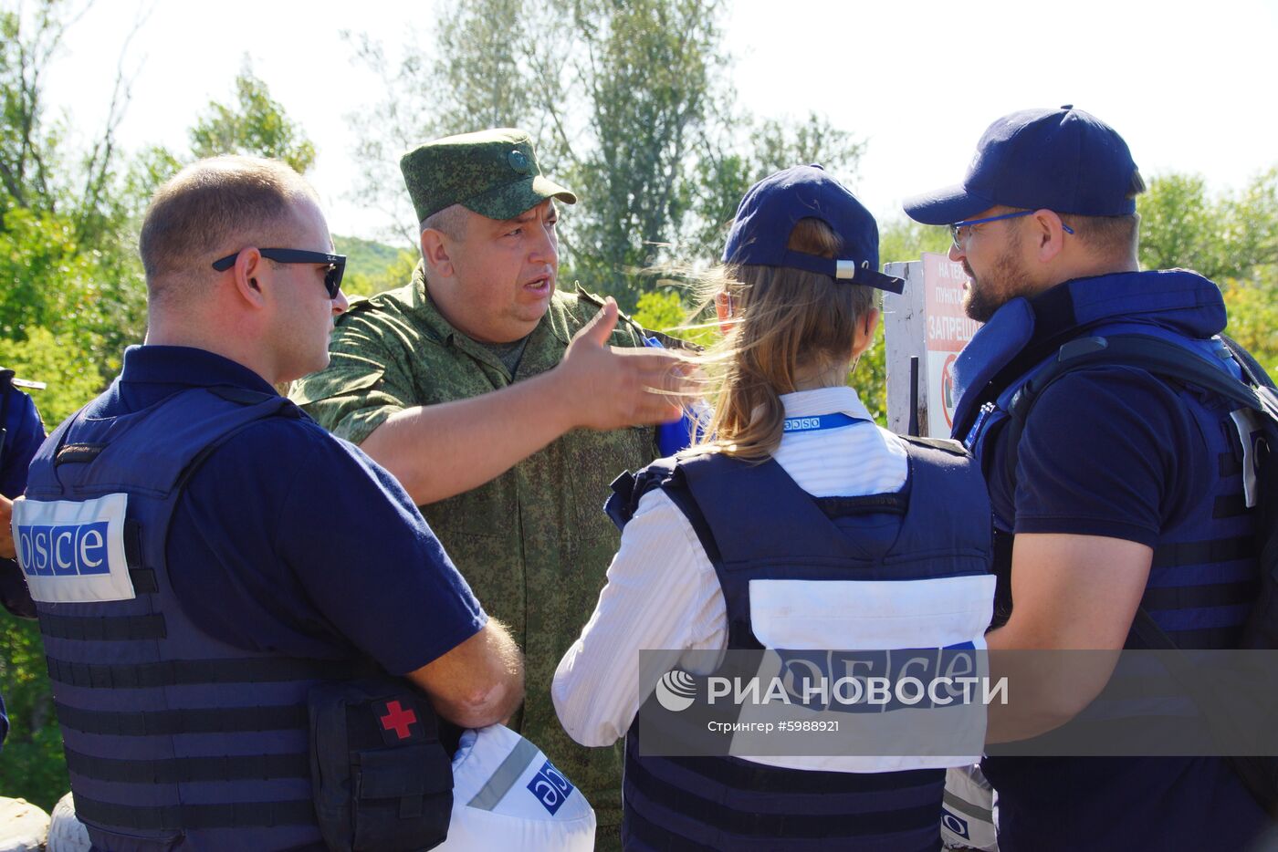 Наблюдатели от ОБСЕ и Украины осмотрели мост на КПП "Станица Луганская"