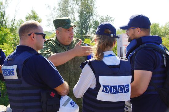 Наблюдатели от ОБСЕ и Украины осмотрели мост на КПП "Станица Луганская"