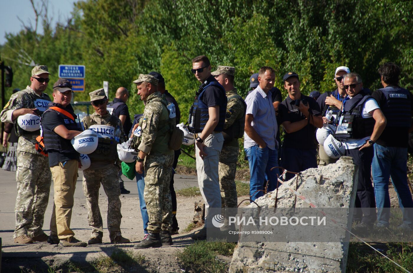 Наблюдатели от ОБСЕ и Украины осмотрели мост на КПП «Станица Луганская»