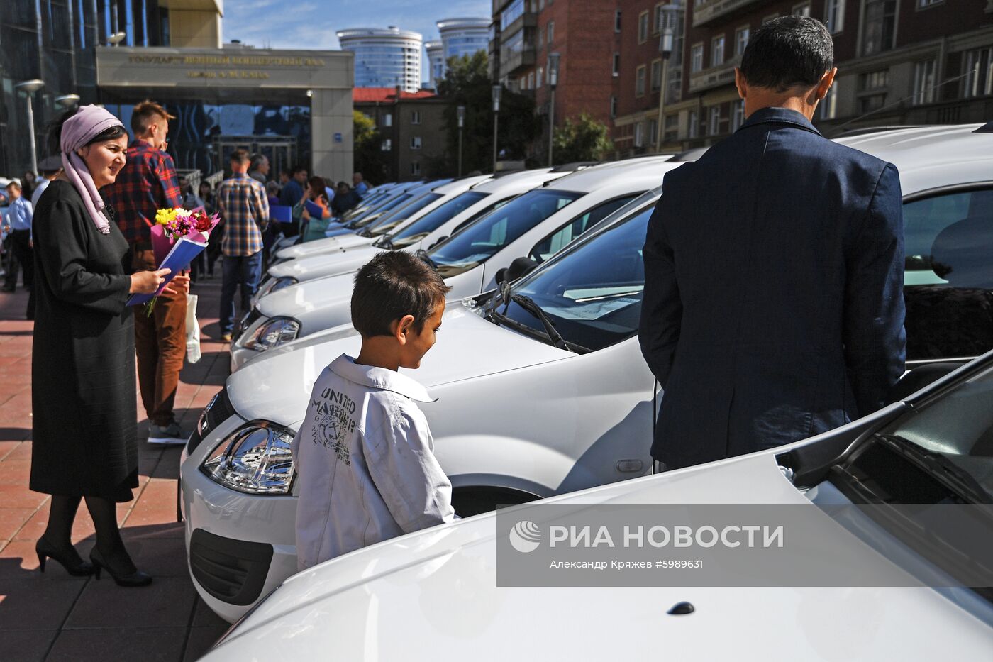 Вручение автомобилей "Лада-Ларгус" многодетным семьям