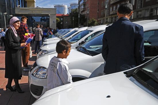 Вручение автомобилей "Лада-Ларгус" многодетным семьям