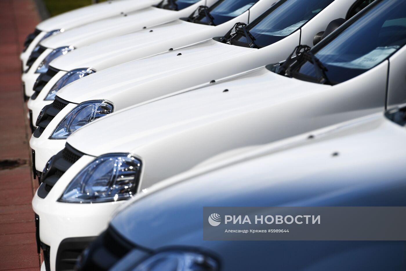 Вручение автомобилей "Лада-Ларгус" многодетным семьям