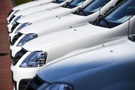 Вручение автомобилей "Лада-Ларгус" многодетным семьям