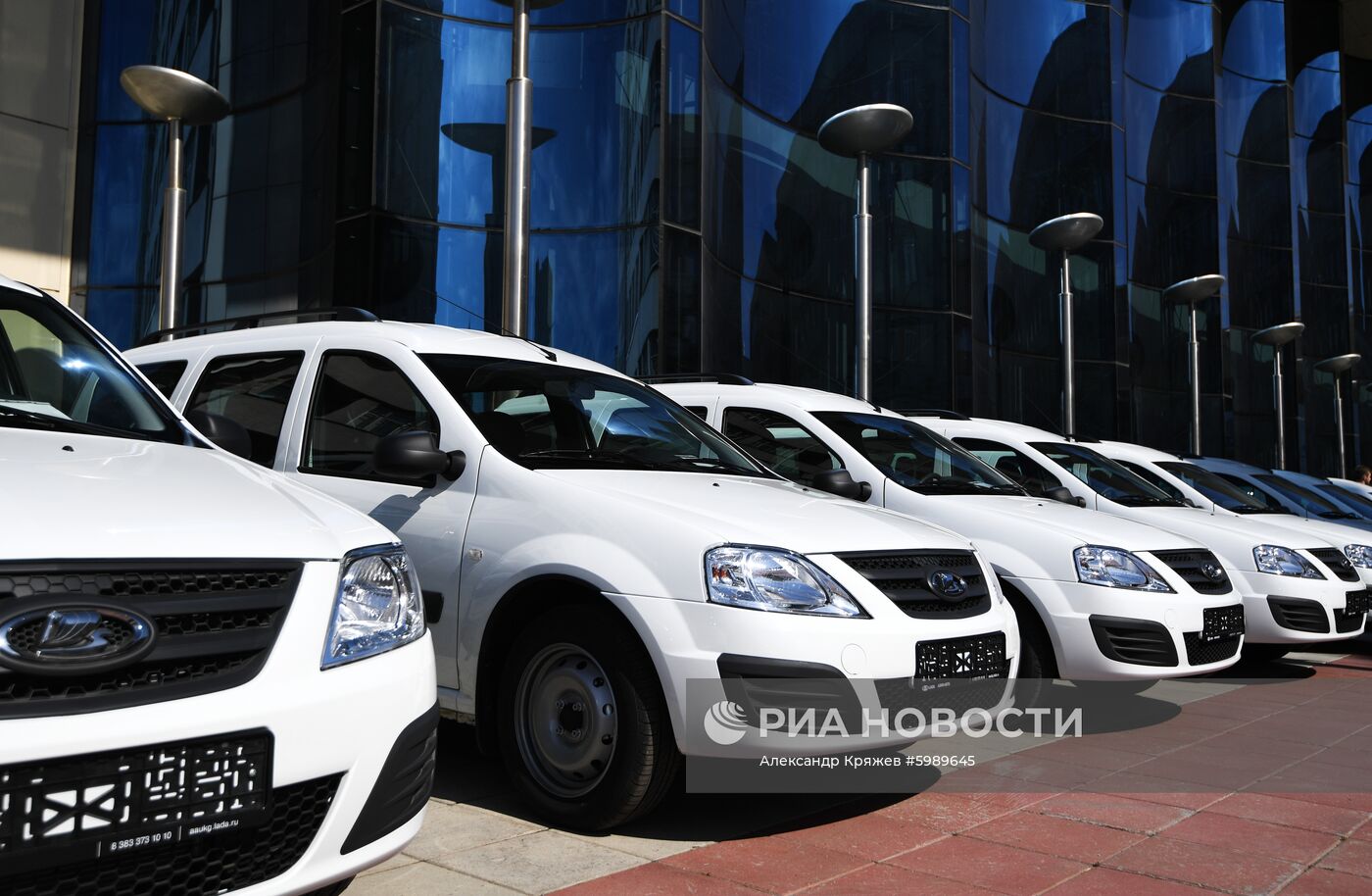 Вручение автомобилей "Лада-Ларгус" многодетным семьям