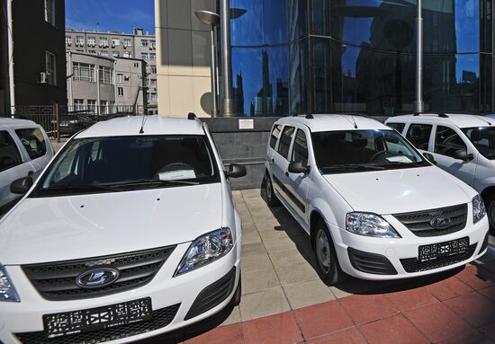 Вручение автомобилей "Лада-Ларгус" многодетным семьям