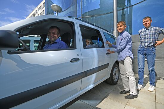 Вручение автомобилей "Лада-Ларгус" многодетным семьям
