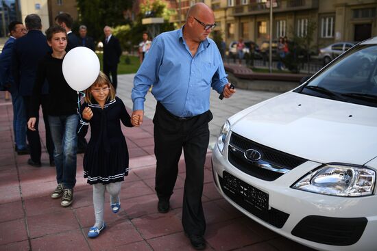 Вручение автомобилей "Лада-Ларгус" многодетным семьям