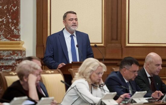 Премьер-министр РФ Д. Медведев провел заседание правительства РФ