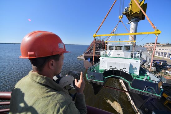 Спуск на воду гидрографического катера-катамарана «Михаил Казанский» в Ленинградской области