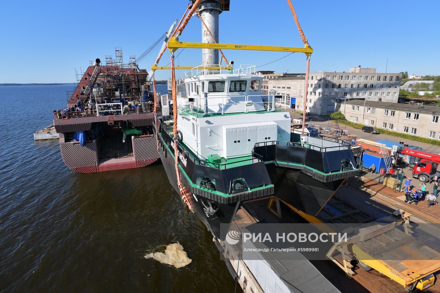 Спуск на воду гидрографического катера-катамарана «Михаил Казанский» в Ленинградской области