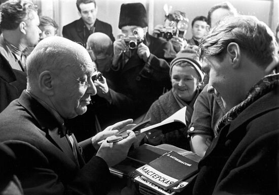 Советский поэт Павел Антокольский