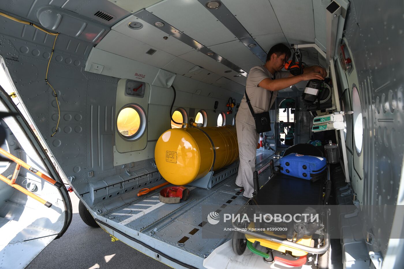 Вертолет санавиации Ми-8 АМТ передан Новосибирской области
