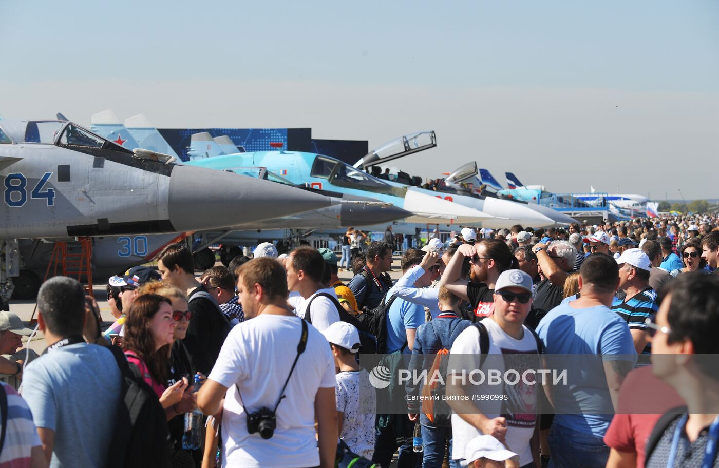 Посетители на Международном авиационно-космическом салоне МАКС-2019 в подмосковном Жуковском. Место: Россия, Московская область, Жуковский. Автор: Евгений Биятов/РИА Новости. Международный авиационно-космический салон МАКС-2019. День четвертый