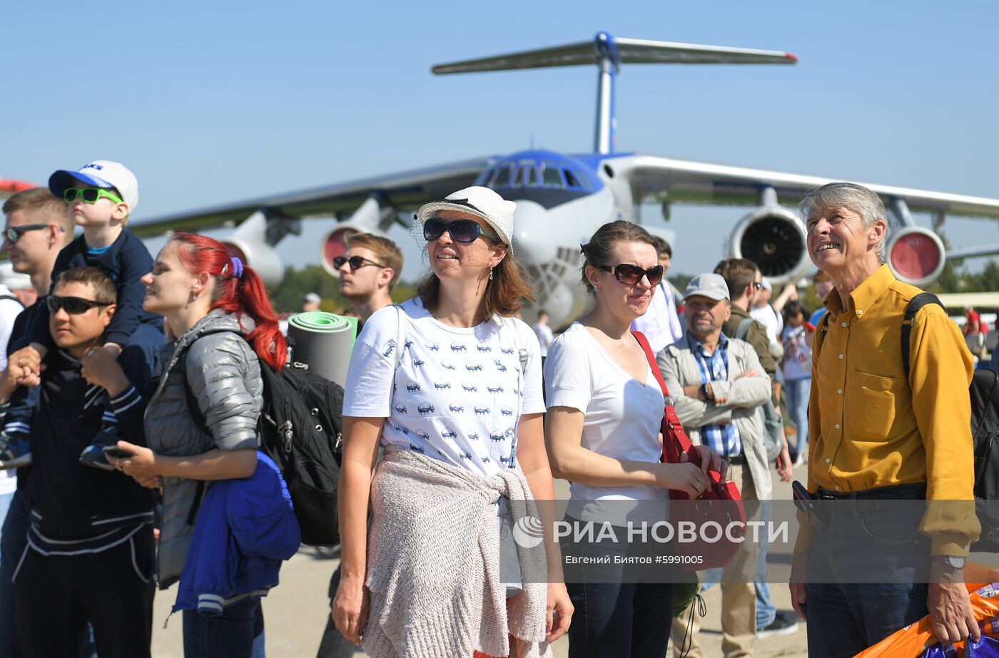 Посетители на Международном авиационно-космическом салоне МАКС-2019 в подмосковном Жуковском. Место: Россия, Московская область, Жуковский. Автор: Евгений Биятов/РИА Новости. Международный авиационно-космический салон МАКС-2019. День четвертый