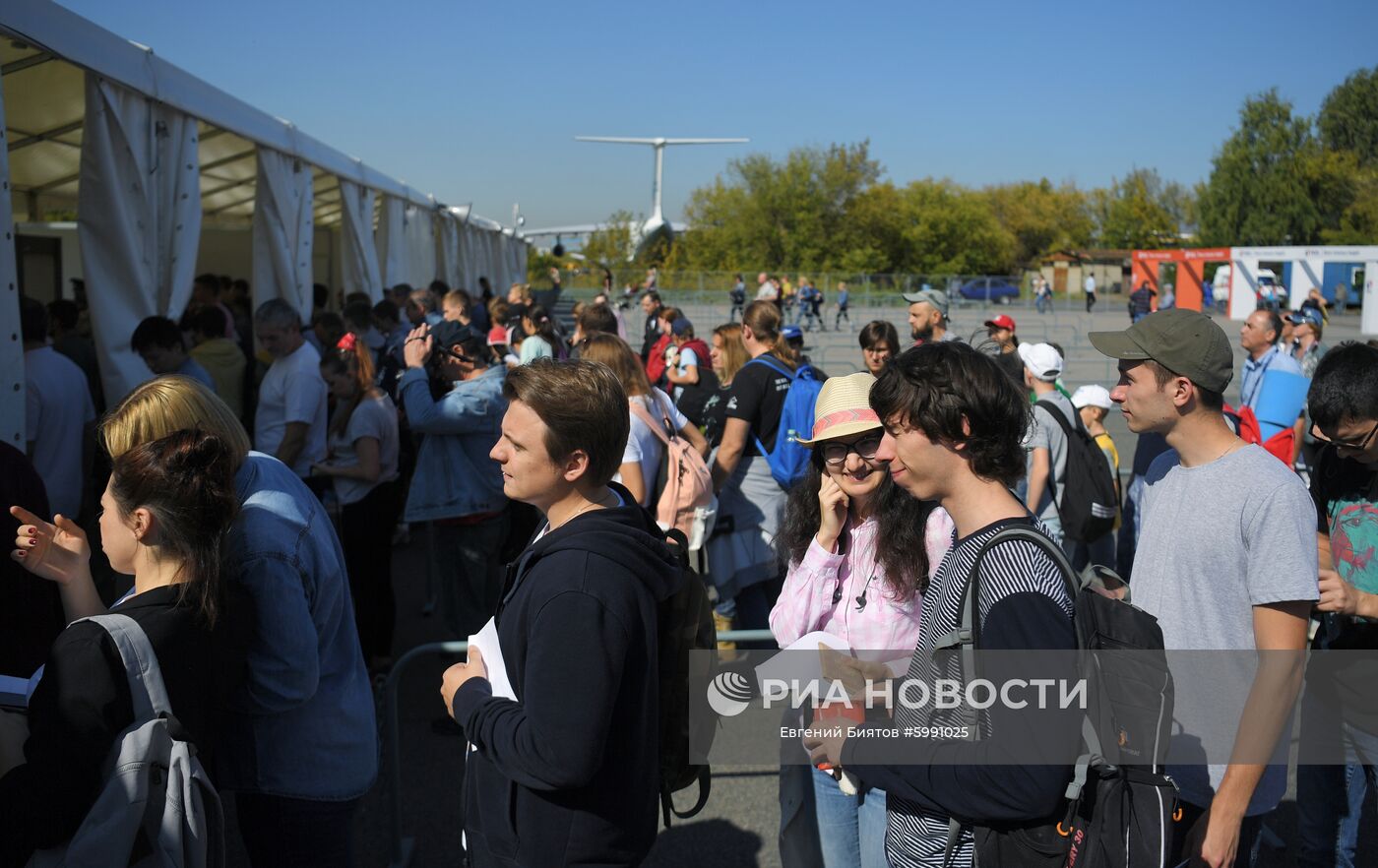 Посетители Международного авиационно-космического салона МАКС-2019 в подмосковном Жуковском стоят в очереди перед рамками безопасности на входе на площадку проведения салона. Место: Россия, Московская область, Жуковский. Автор: Евгений Биятов/РИА Новости. Международный авиационно-космический салон МАКС-2019. День четвертый