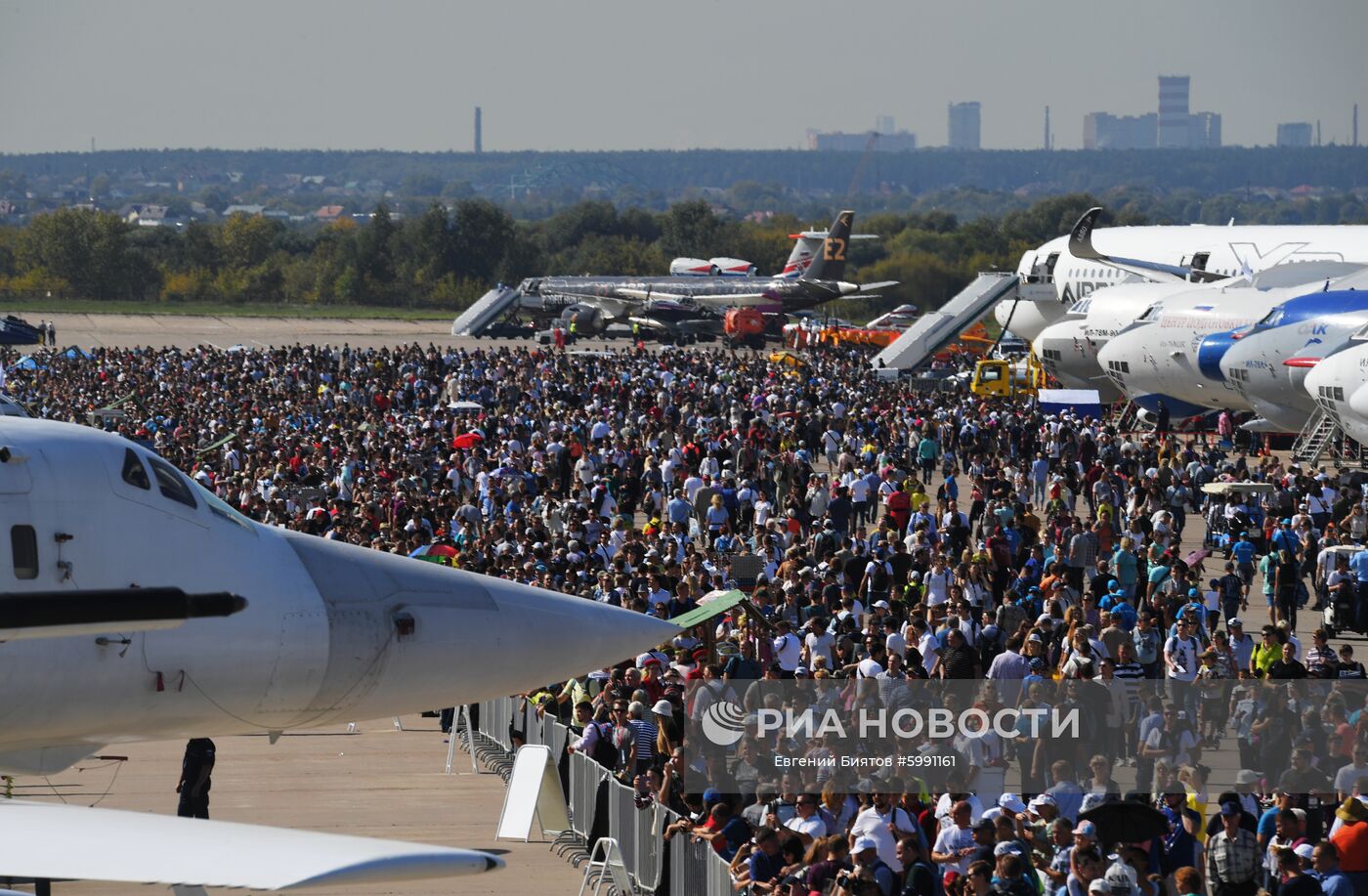 Посетители на Международном авиационно-космическом салоне МАКС-2019 в подмосковном Жуковском. Место: Россия, Московская область, Жуковский. Автор: Евгений Биятов/РИА Новости. Международный авиационно-космический салон МАКС-2019. День четвертый
