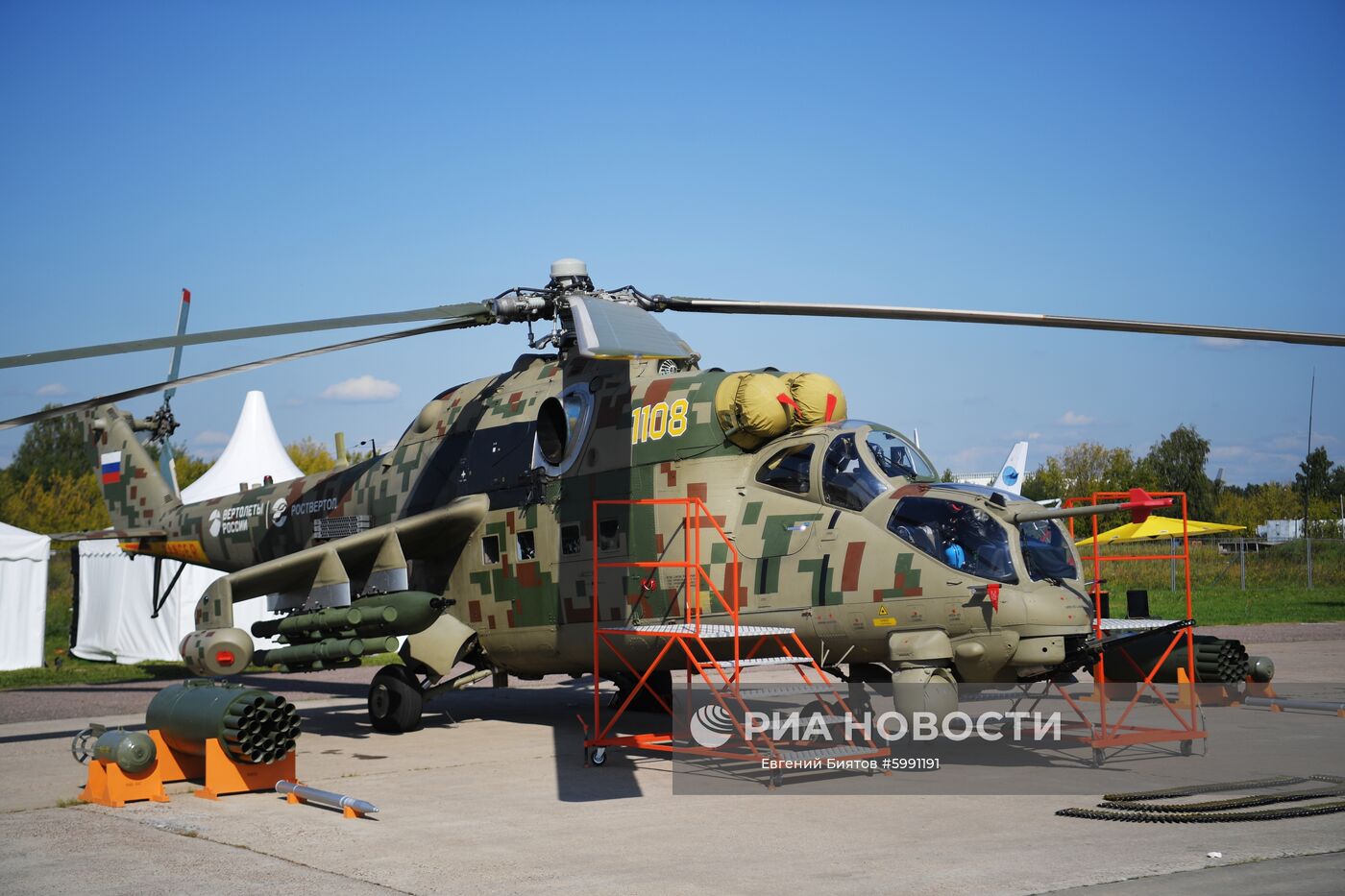 Вертолет Ми-35П, оснащенный несъемной подвижной пушечной установкой НППУ-23, на Международном авиационно-космическом салоне МАКС-2019 в подмосковном Жуковском. Место: Россия, Московская область, Жуковский. Автор: Евгений Биятов/РИА Новости. Международный авиационно-космический салон МАКС-2019. День четвертый