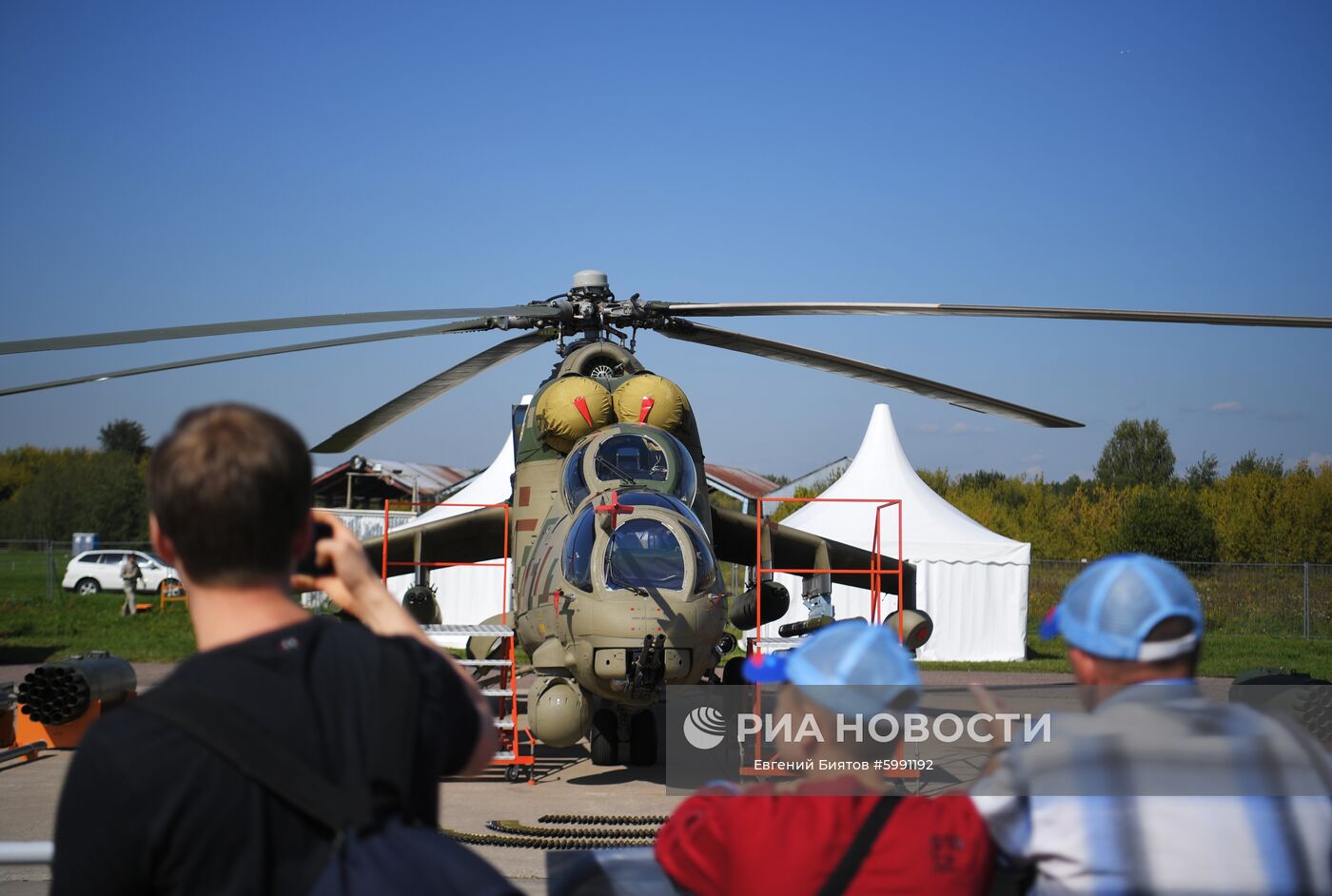 Вертолет Ми-35П, оснащенный несъемной подвижной пушечной установкой НППУ-23, на Международном авиационно-космическом салоне МАКС-2019 в подмосковном Жуковском. Место: Россия, Московская область, Жуковский. Автор: Евгений Биятов/РИА Новости. Международный авиационно-космический салон МАКС-2019. День четвертый