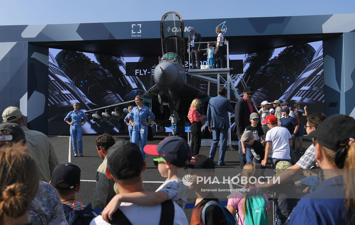 Посетители Международного авиационно-космического салона МАКС-2019 в подмосковном Жуковском у многофункционального истребителя МиГ-35. Место: Россия, Московская область, Жуковский. Автор: Евгений Биятов/РИА Новости. Международный авиационно-космический салон МАКС-2019. День четвертый