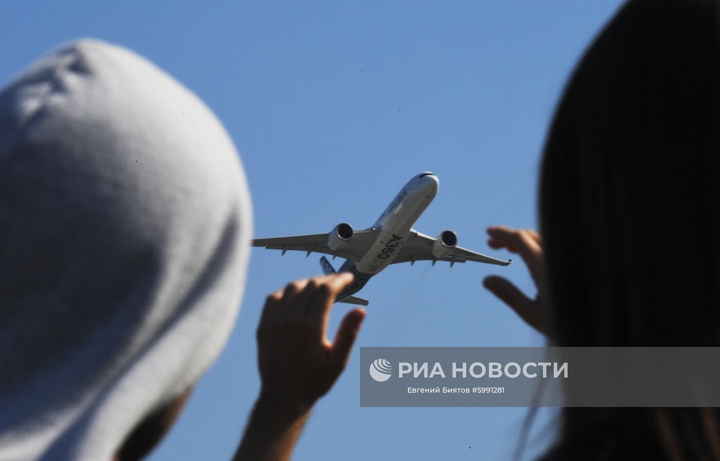 Зрители наблюдают за полетом дальнемагистрального широкофюзеляжного самолёта Airbus A350-900 на Международном авиационно-космическом салоне МАКС-2019 в подмосковном Жуковском.
Место: Россия, Московская область, Жуковский. Автор: Евгений Биятов/РИА Новости. Международный авиационно-космический салон МАКС-2019. День четвертый