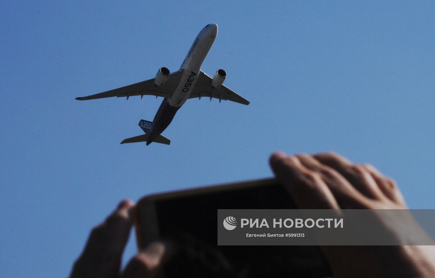 Дальнемагистральный широкофюзеляжный самолёт Airbus A350-900 совершает демонстрационный полет на Международном авиационно-космическом салоне МАКС-2019 в подмосковном Жуковском. Место: Россия, Московская область, Жуковский. Автор: Евгений Биятов/РИА Новости. Международный авиационно-космический салон МАКС-2019. День четвертый